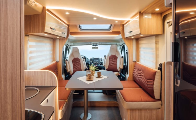 Camper semi-integrato di lusso 4p Bürstner del 2021