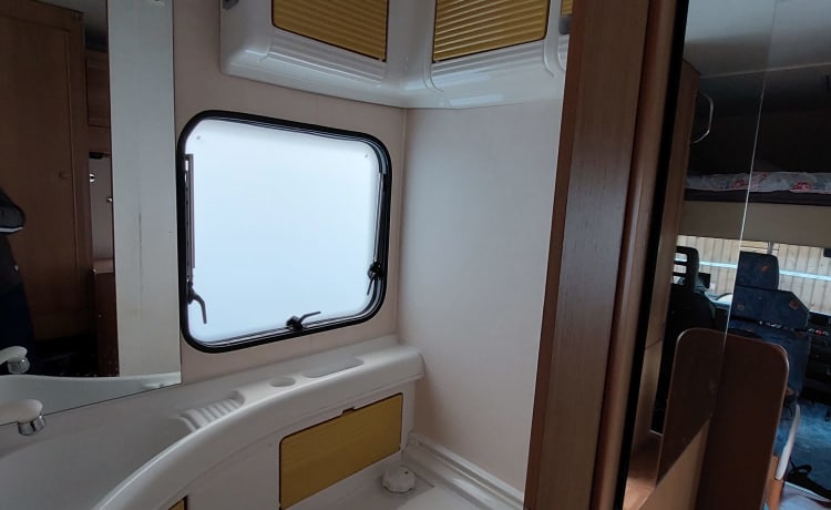 Claes – Claes: 4p spacious Alcove camper from 2000