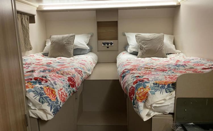 Ash – Camper di lusso con 6 posti letto Perfetto per le fughe in famiglia