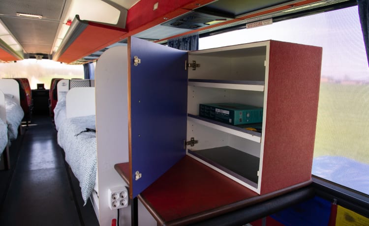 busavonturen – An 8-person touring car camper for your travel adventure