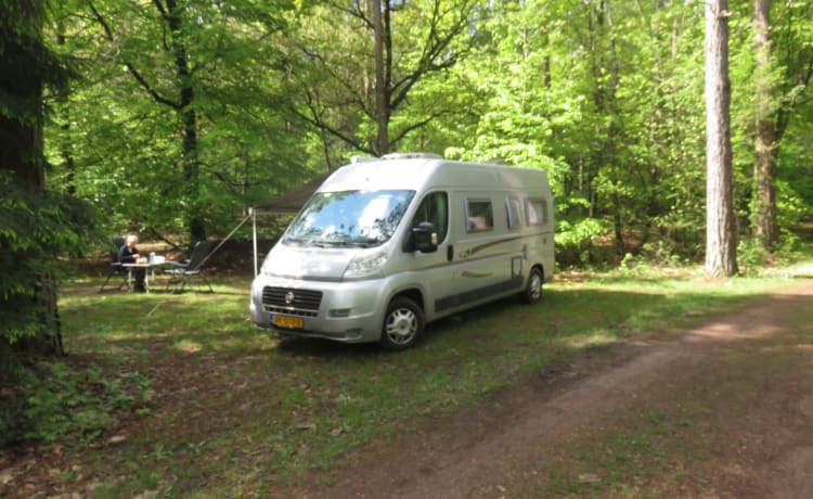 Camping-car bus 2 personnes avec lit fixe et sanitaire