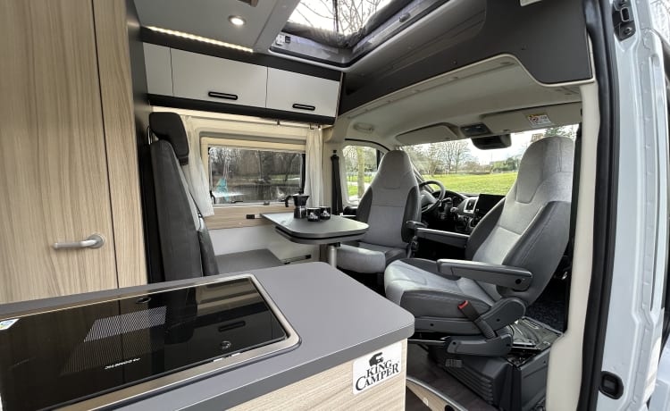 Gloednieuwe campervan met TentTop