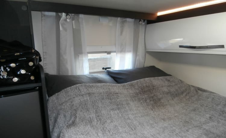 Luxe camper met niche aanpassingen – Luxe-niche automaat Ford 170 PK - Met complete uitzet voor 4 pers!