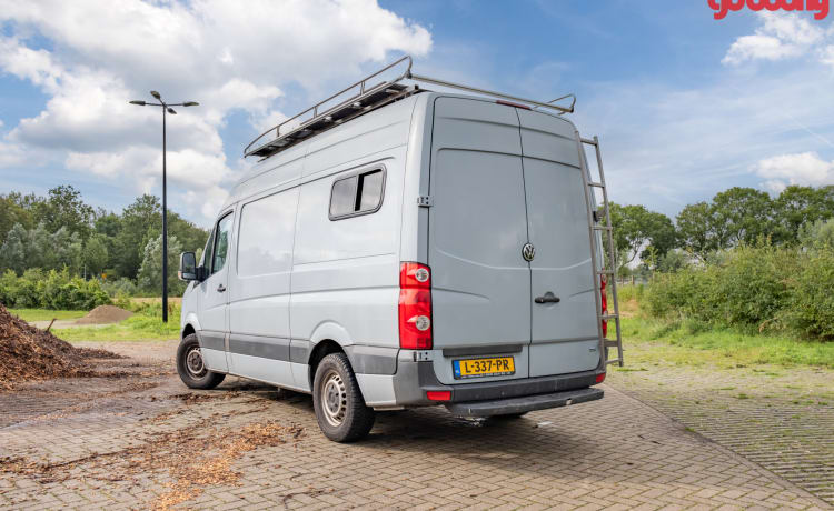 Keesie – Volkswagen Crafter Off-Grid Buscamper met Dakterras