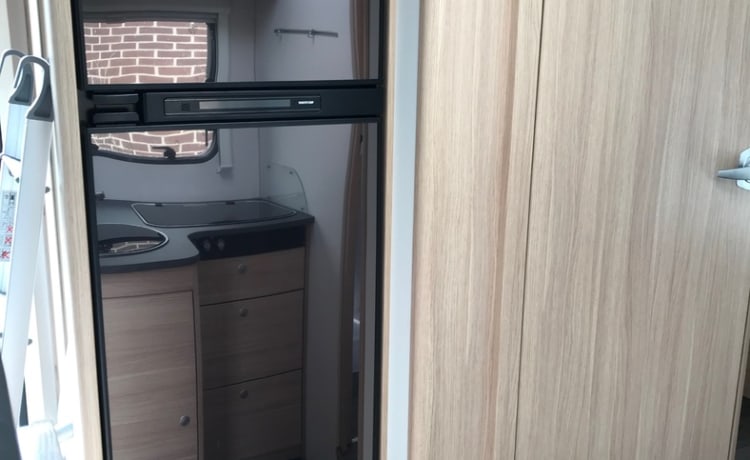 14 – Luxe automaat camper met queensbed en hefbed!