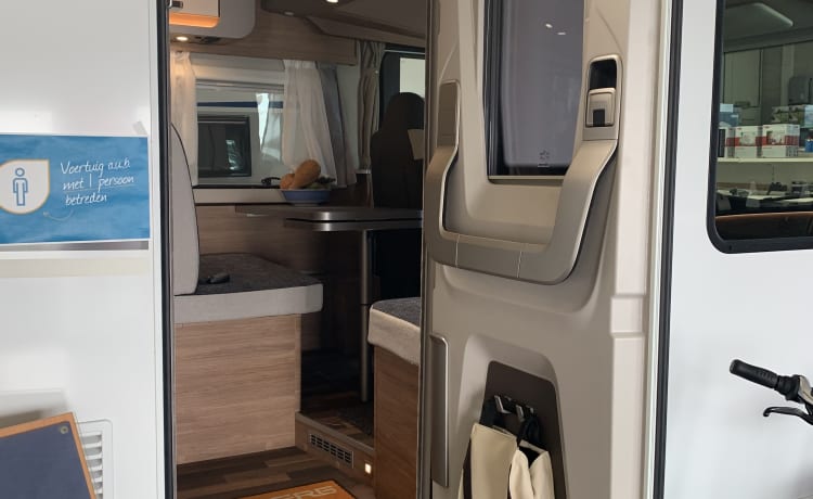 Cara core 700MEG – Luxe integraal mobilhome te huur Weinsberg