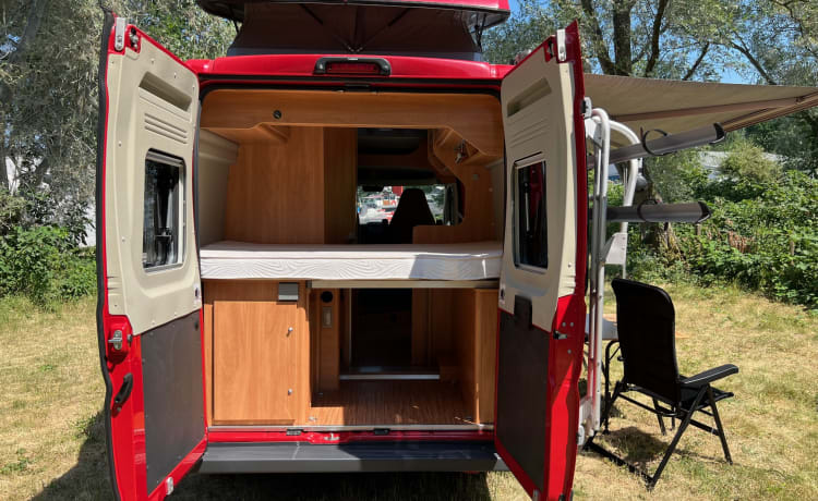 Joli camping-car, avec toit relevable.