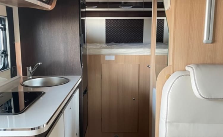 Ons Jeanine – Brand new Alcove 5 persons for rent with luxury camping furniture