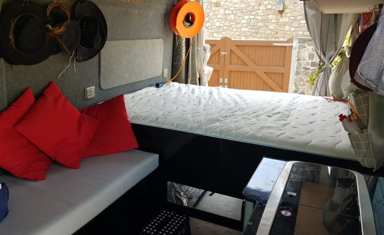 Eve's camper – Wohnmobil mit 2 Schlafplätzen plus Vorzelt UND Tempur-Matratze!