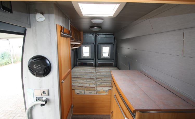 Ordentlich 2p. Mercedes Sprinter mit XL-Festbett und starkem 120 PS 5-Zylinder