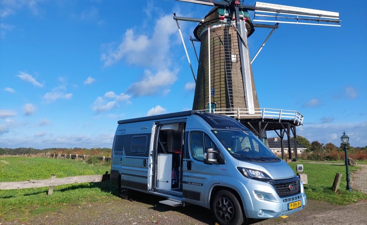 Compacte automaat Adria buscamper uit 2021 met zonnepanelen, fietsendrager