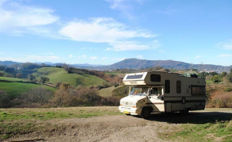 koetje – is a great family camper for 5-6 people and 2 m headroom