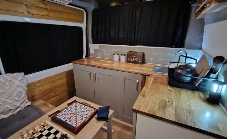 The Clamber Camper – Adventure Van, lit double fixe, nombreux rangements 