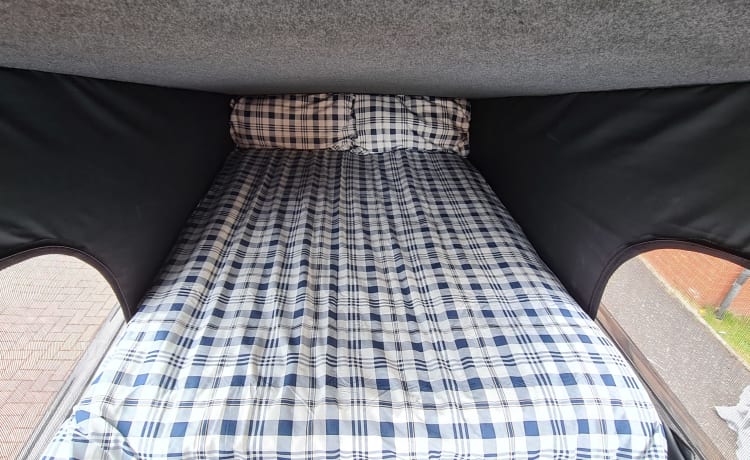 Skye – Ford Transit Custom Limited 4 berth pop top bed