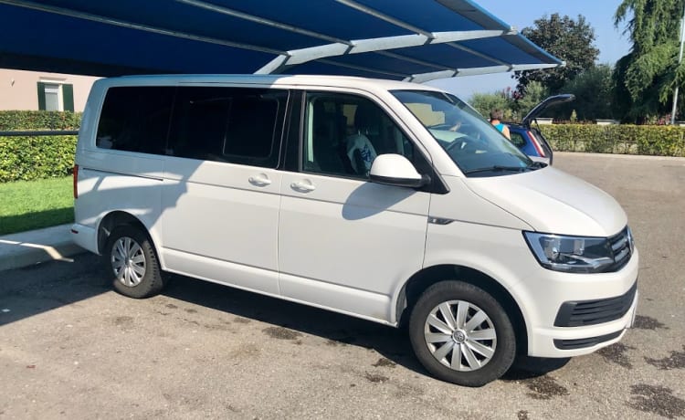 VW T6 Transportervermietung mit zwei Schlafplätzen