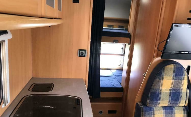 Very complete 6 person camper with air conditioning