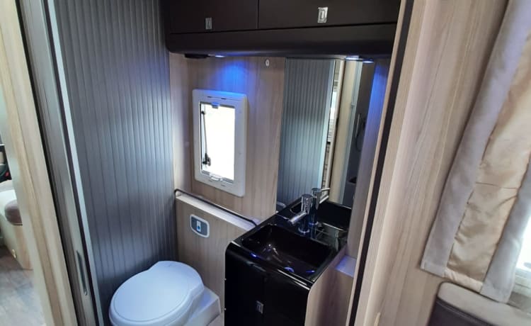 CI X-TIL – Very luxurious 4 person camper with queen bed and pull-down bed, lots of storage space