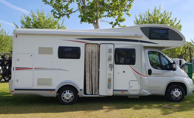 Lucky – Camping-car spacieux et complet (7p-2012-euro5)