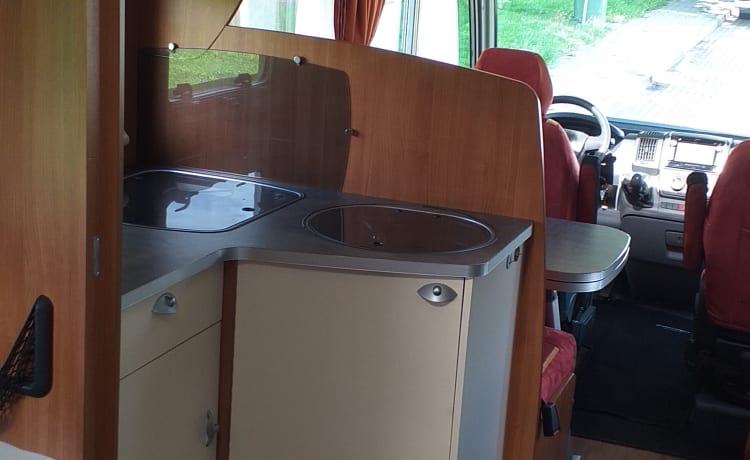 sehr geräumiger 4-Personen-Integralcamper mit phänomenaler Aussicht