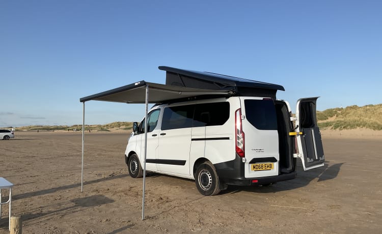 Ruby – Ford Campervan mit 4 Schlafplätzen aus dem Jahr 2018