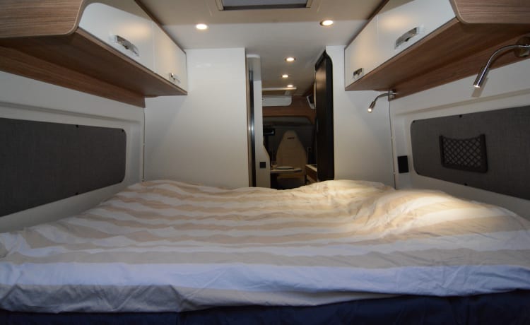 Black Beauty – Luxury Pilote bus camper for 2 persons