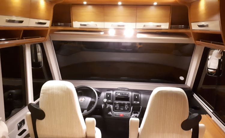 adventure mobile home  – 4p Hymer integrated uit 2014