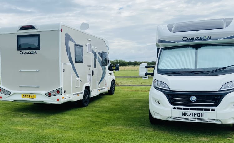 Betty Ann – Betty Ann is een luxe automatische camper met 5 zitplaatsen en 6 slaapplaatsen,