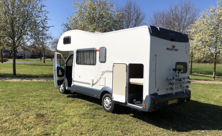 Luxueux camping-car familial spacieux pour 6 personnes avec air climatisé (2x), garage et inventaire.