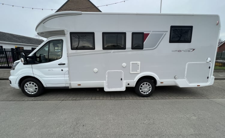 Loft On Wheels 5.0 – Recent automatic camper for 4 people