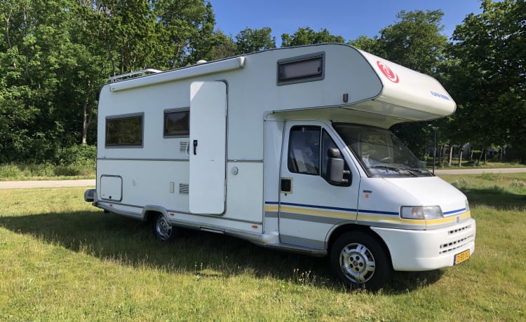 Super spacious, fresh and cozy 5 p alcove camper