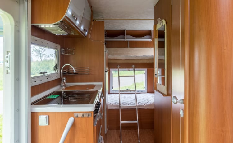 Great and luxurious 4-6 pers camper (bunk bed and oven)