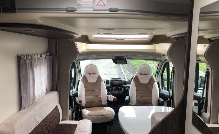 Beni – Conduisez et profitez dans notre camping-car confortable et compact.