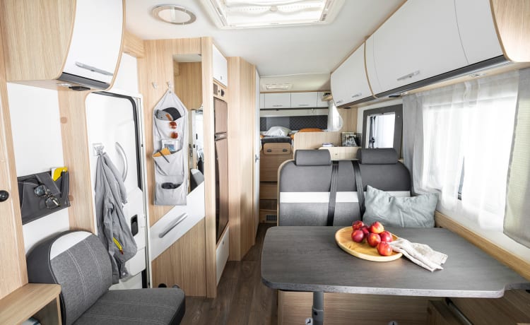 13/21 – Luxe, complete camper met lengte bedden en een hefbed!