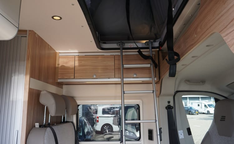 Bus camper with lifting roof