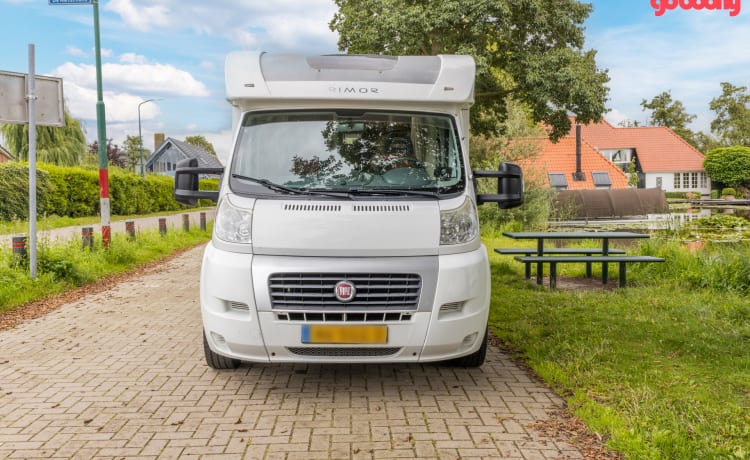 Schöner halbintegrierter Fiat-Camper für 5 Pence