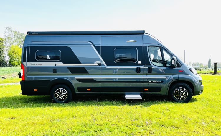 Twin Explorer SLB Luxe Fiat 140 AT9V 3,5T Automaat – 2p Adria Mobil bus uit 2024