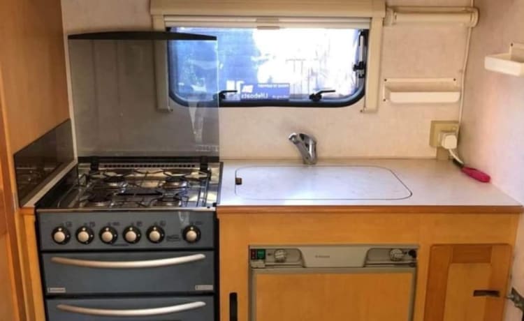 Marty – 4-persoons Peugeot Boxer alkoof camper uit 2005