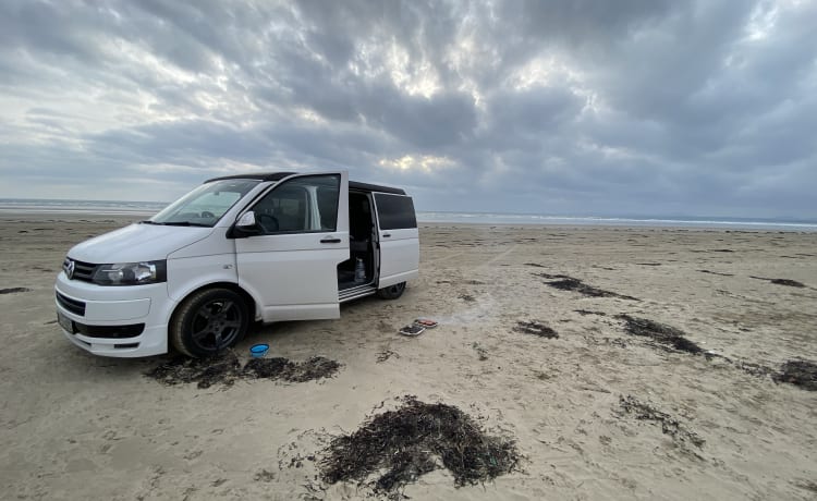 Flo! – Flo is onze leuke en comfortabele Volkswagen Transporter 5.1 camper met 4 slaapplaatsen 