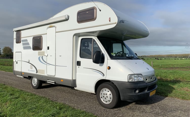 Hymer ruime 6p Familiecamper met stapelbed 