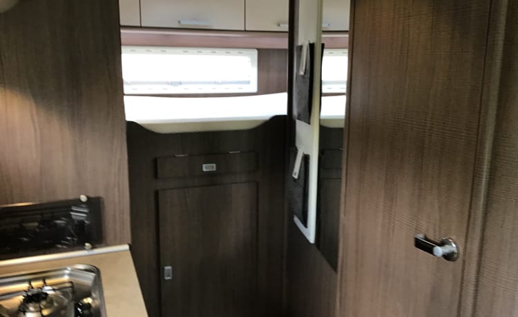 Young, luxury, 6p. camper 20 extra horsepower, large beds, air conditioning front and rear