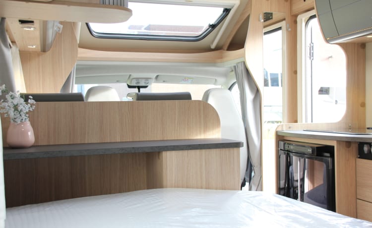 1/2/25 – Compacte en luxe 2-persoons camper met vast bed achterin!