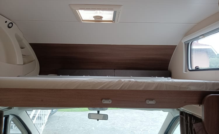 We beginnen met een prachtige Camper Chausson met schuine daken voor 6 personen!