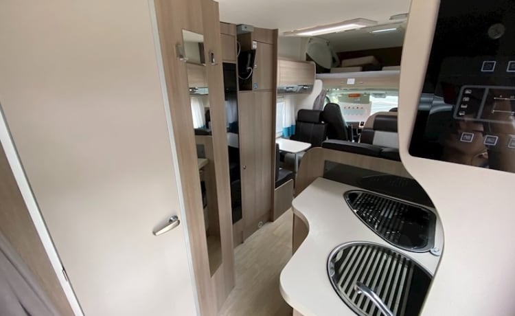 Big Efa – Meet Big Efa - fully equipped 7 berth, 7 belts, family & pet friendly.