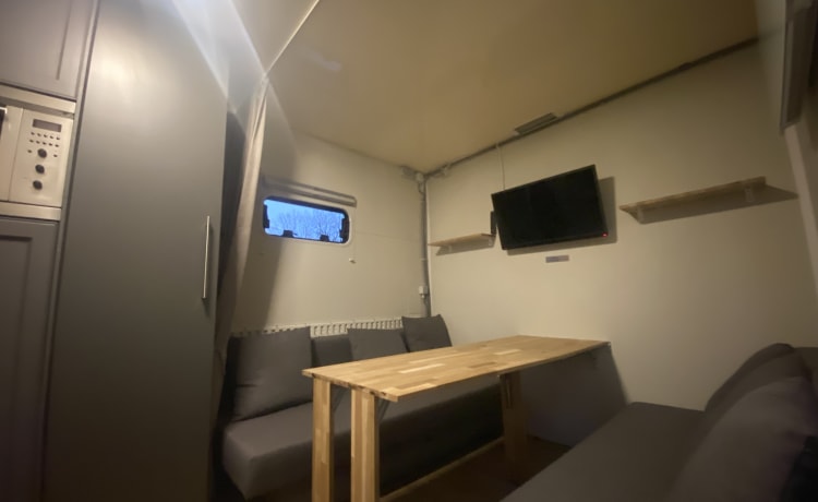 9 persoons trailer/camper  – Very spacious 8 to 9 person camper. 