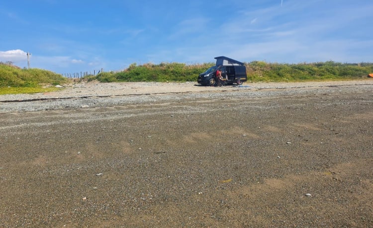 Bert – Op maat gemaakte off-grid Renault-camper met 4 slaapplaatsen uit 2016