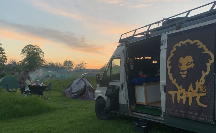 Leah – Beautifully converted wooden interior camper 