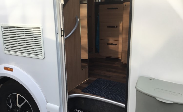 Sky wave – 4p Knaus semi-integrated from 2017