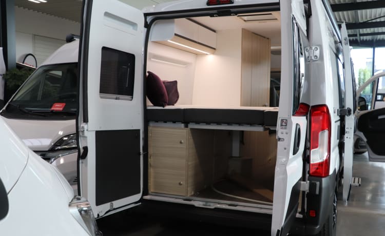 Roadhouse camperverhuur naam Surfer House – Nieuwe buscamper Adria Mobil 2023