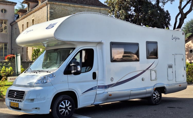 McLouis – Neat 6 person McLouis alcove camper with bunk bed