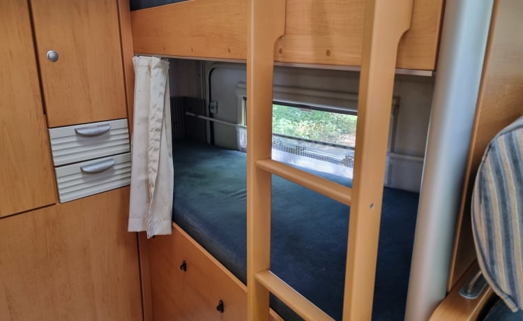 Compact 4p Hymer alcove with bunk bed